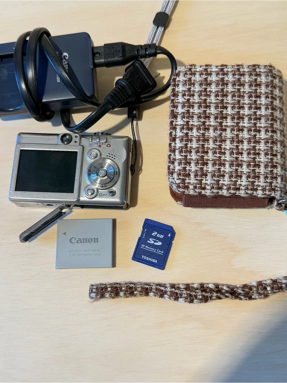 Canon PowerShot SD300 Digital Elph 4MP Camera Tested Good w/Charg-Bat-Card Read!